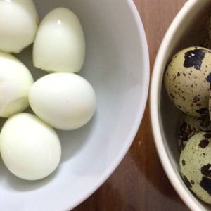 Trứng cút bóc vỏ